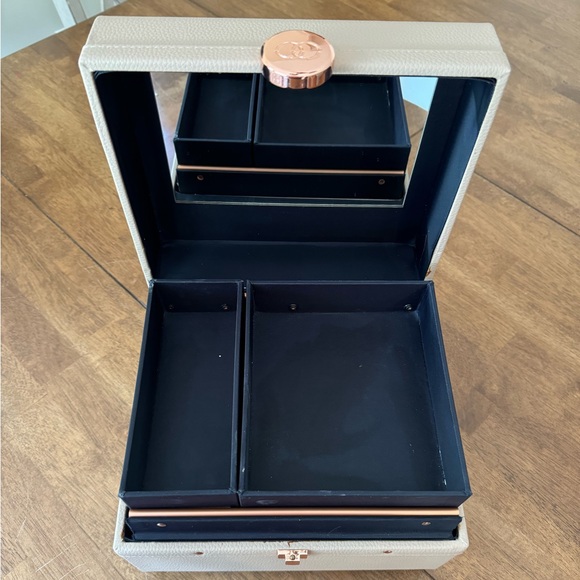 Caboodle Rose Gold Train Case barely used! - Picture 5 of 9